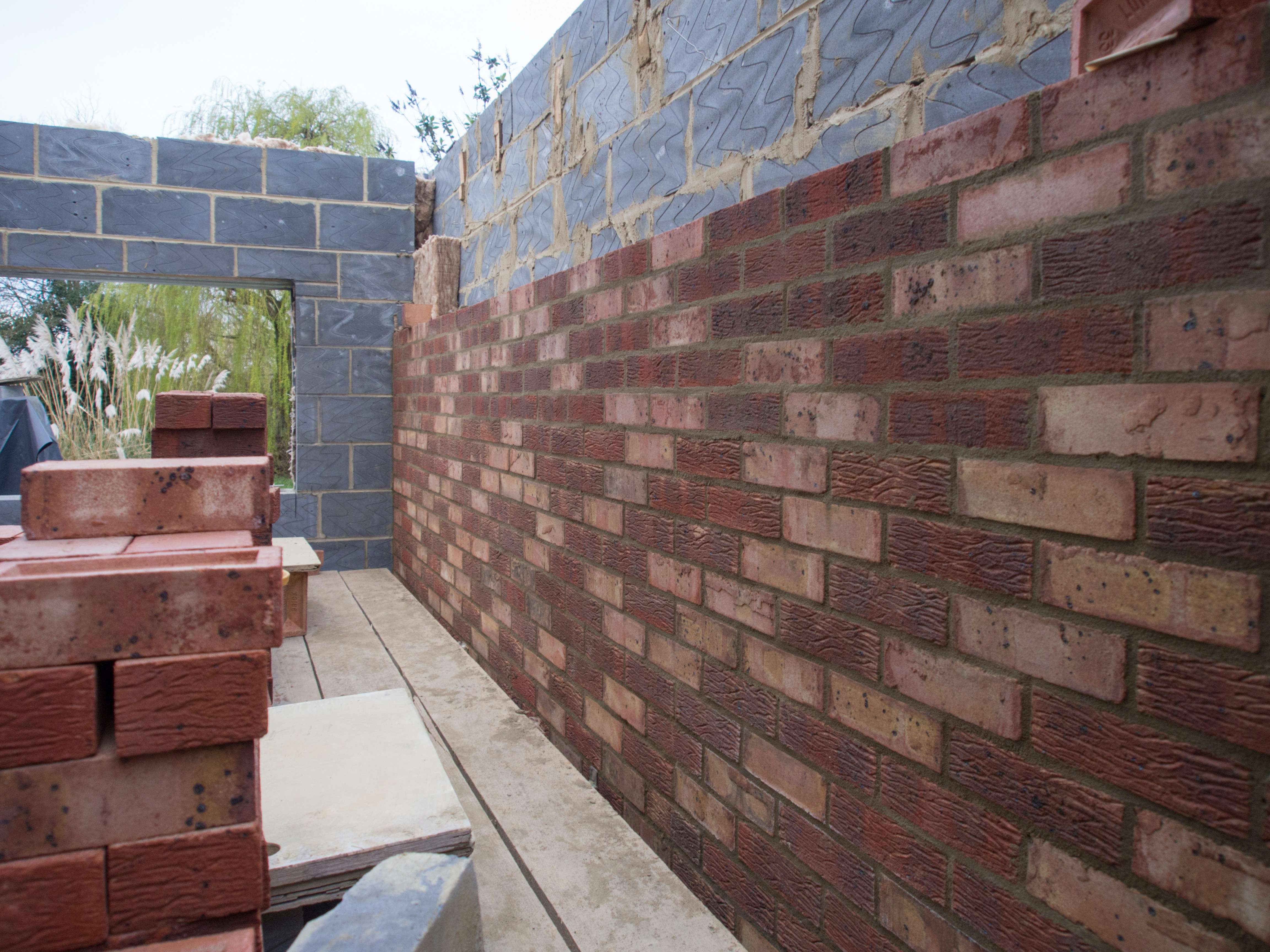 Montage de mur en parpaings — Maçonnerie Girard Orvault